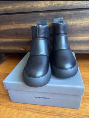 Vagabond Aylin puffer Black Leather Ankle Boots